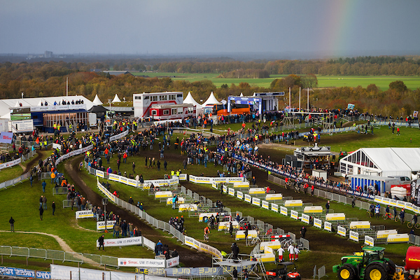 De Beer wint op Col du VAM